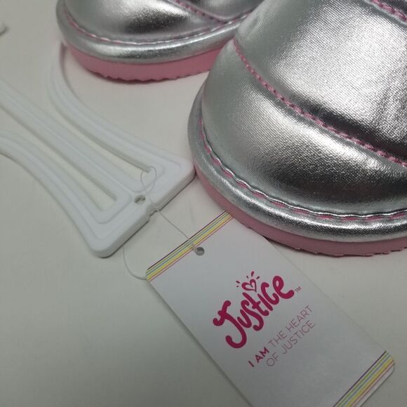 NWT. Justice quilted silver, fur lined house slippers. Size 6. - Picture 2 of 16
